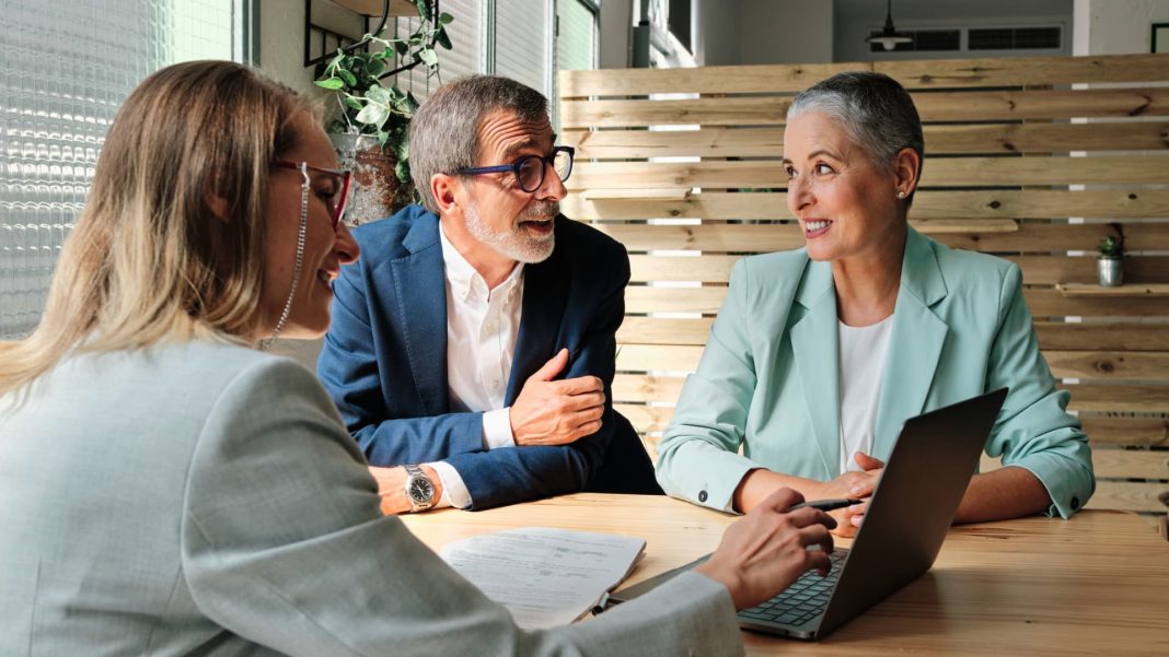 Pros and cons of robo-advisors versus human financial advisor