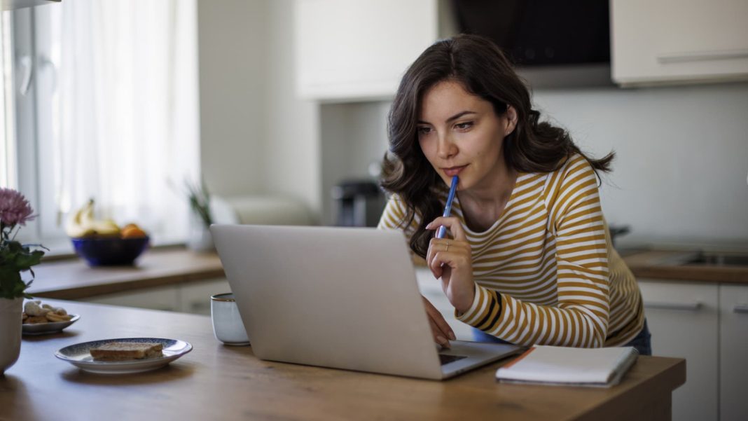 Cash can feel safe, 'but it doesn't grow your wealth,' portfolio strategist says