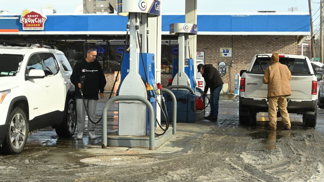 AAA says a gallon hits 4-year low as holiday travel starts